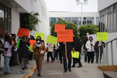 Trabajadores del ISSSTEP se van a paro indefinido; exigen revisión de salarios