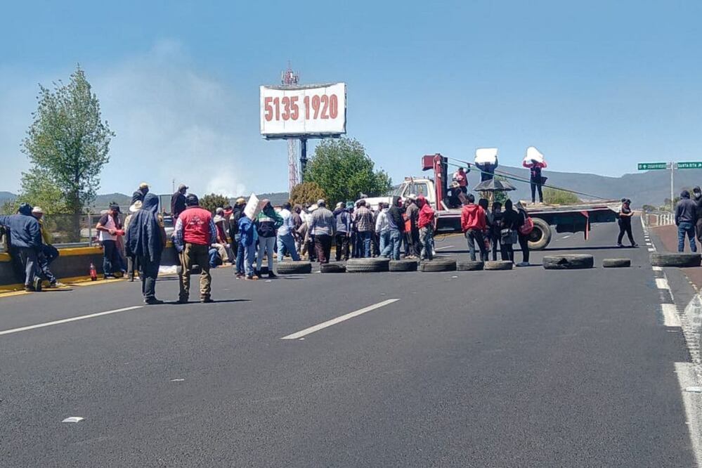 Este año pobladores de Santa Rita Tlahuapan han cerrado la autopista México-Puebla en varias ocasiones | Foto: Agencia Es Imagen para El Universal Puebla