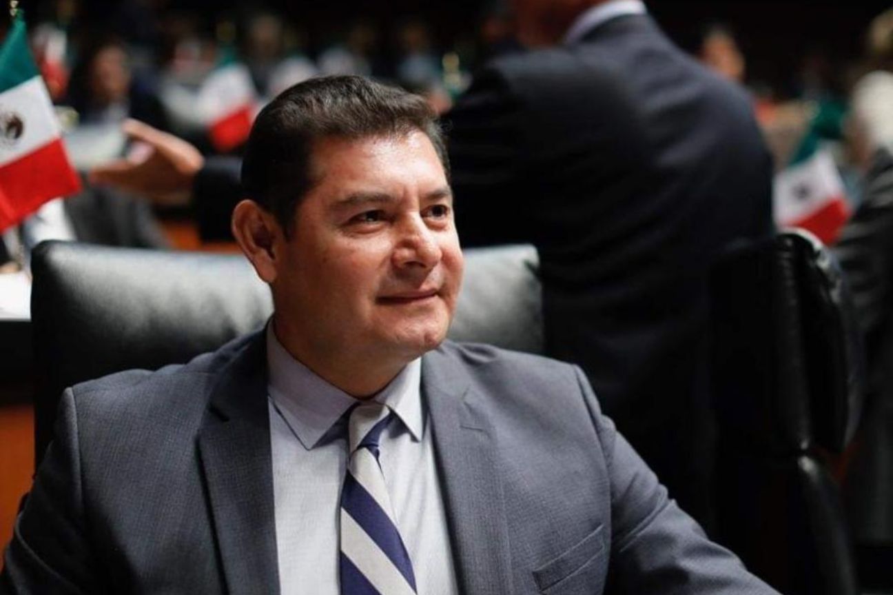 El día de las elecciones de hoy, Alejandro Armenta, el candidato de la Gran Alianza "Sigamos Haciendo Historia", acudió muy temprano a la casilla electoral local para votar.