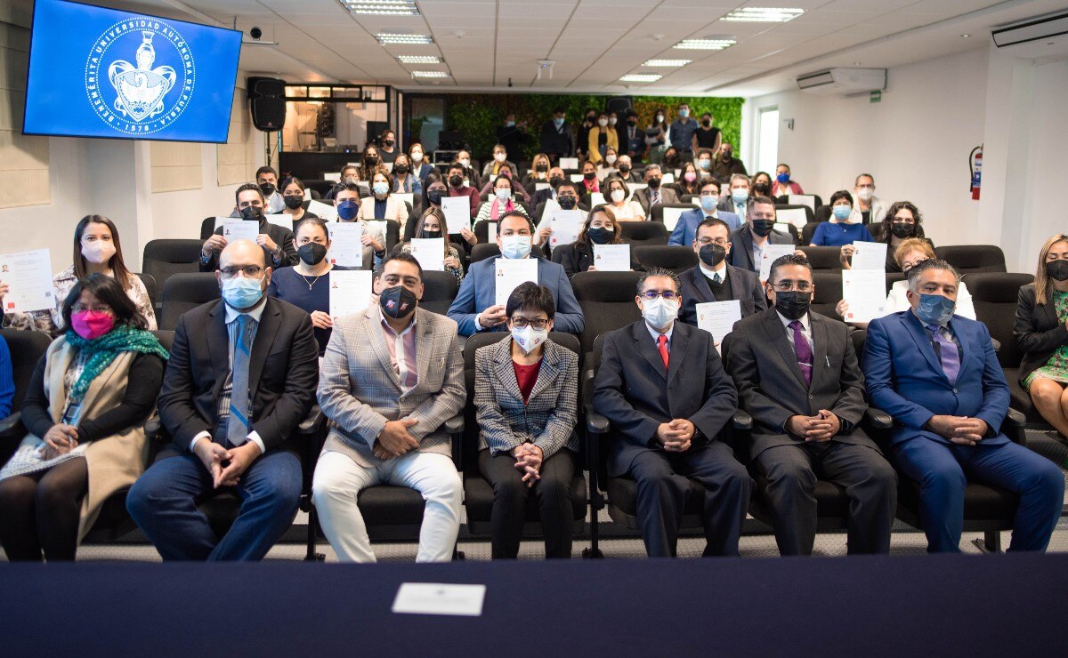 Lilia Cedillo preside la entrega de certificados CONOCER