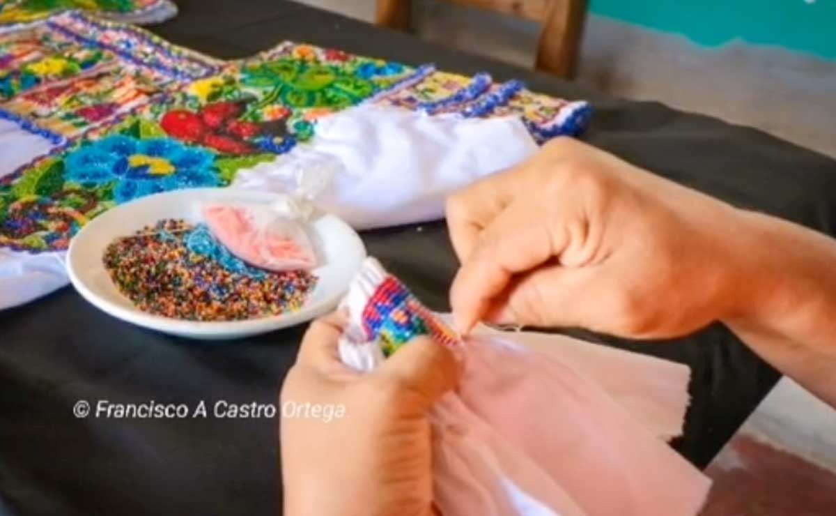 Traje típico elaborado por artesanos de San Gabriel Chilac, una prenda ideal para el 15