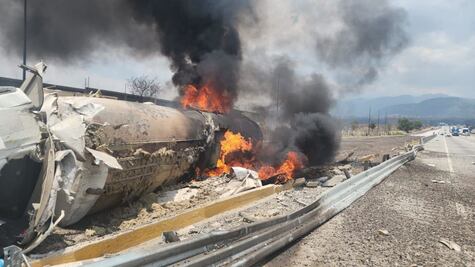 VIDEO Volcadura e incendio de pipa provoca cierre de la autopista México-Puebla