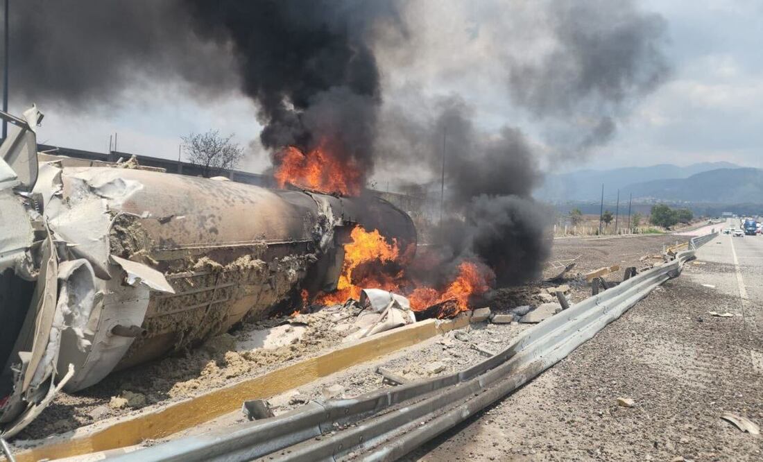 Volcadura e incendio de pipa provoca cierre de la autopista México-Puebla | Fotos: Redes Sociales.