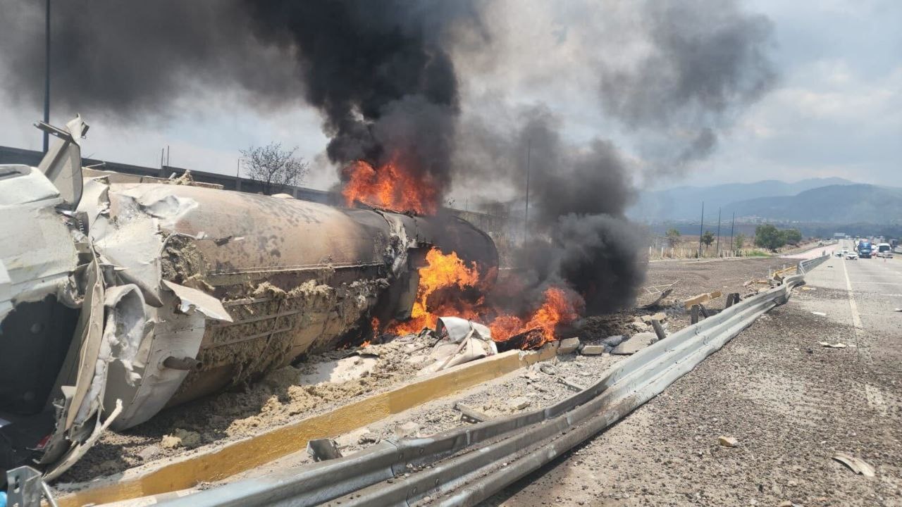VIDEO Volcadura e incendio de pipa provoca cierre de la autopista México-Puebla