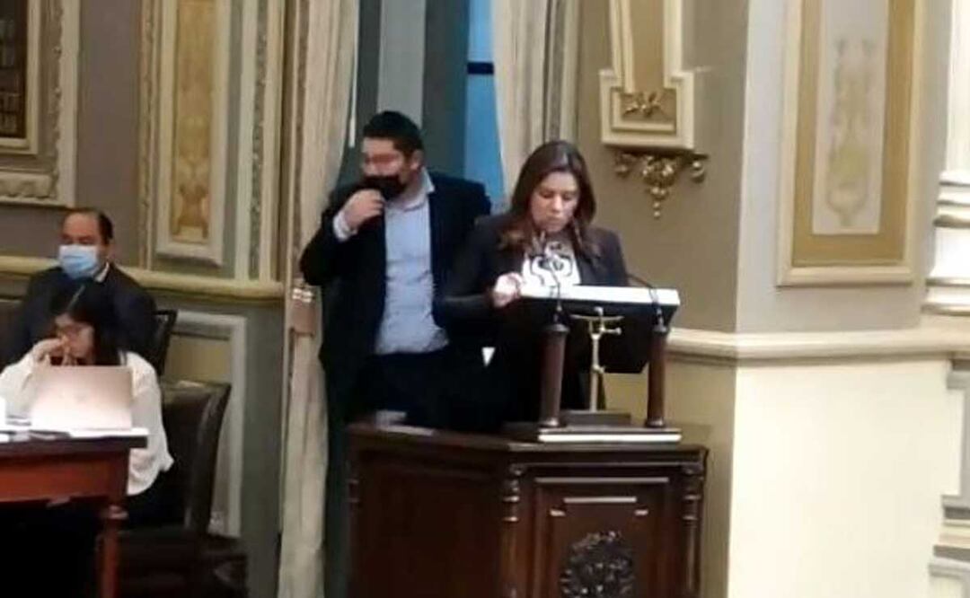 La secretaria de Igualdad Sustantiva en Puebla, América Rosas Tapia, compareció en el Congreso de Puebla | Foto: Agencia Es Imagen para El Universal Puebla