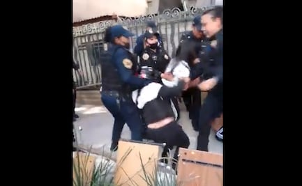 Sheinbaum pide investigar a policías que aparecen en video viral jaloneando a niñas