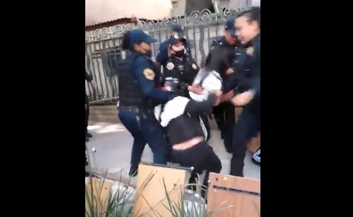 Sheinbaum pide investigar a policías que aparecen en video viral jaloneando a niñas