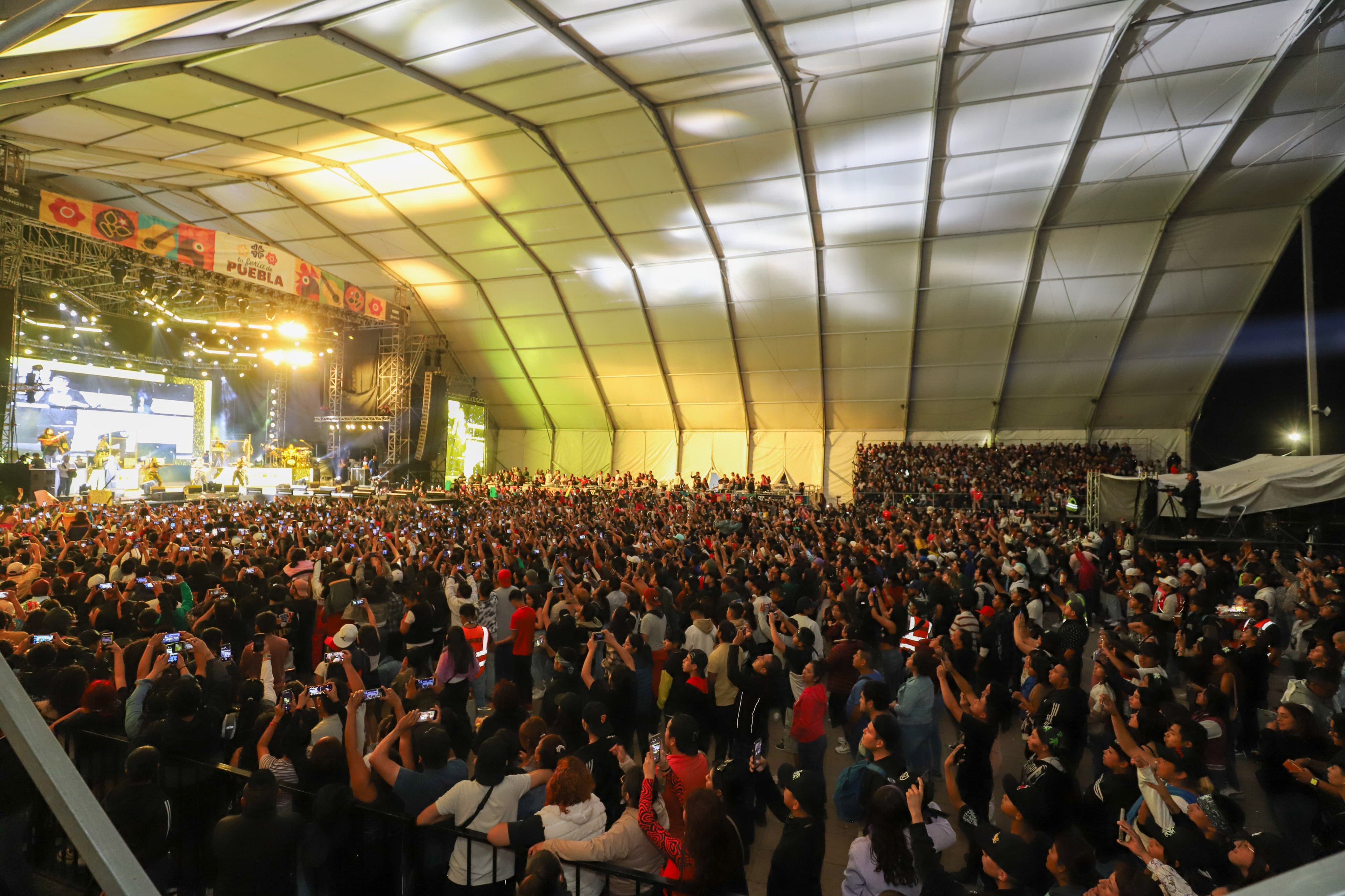 El primer tema que cantó el talento fue "Cuidando El Territorio", pues dijo "muchas gracias a la Feria de Puebla que me permitió venir". 

Foto: Producción El Universal