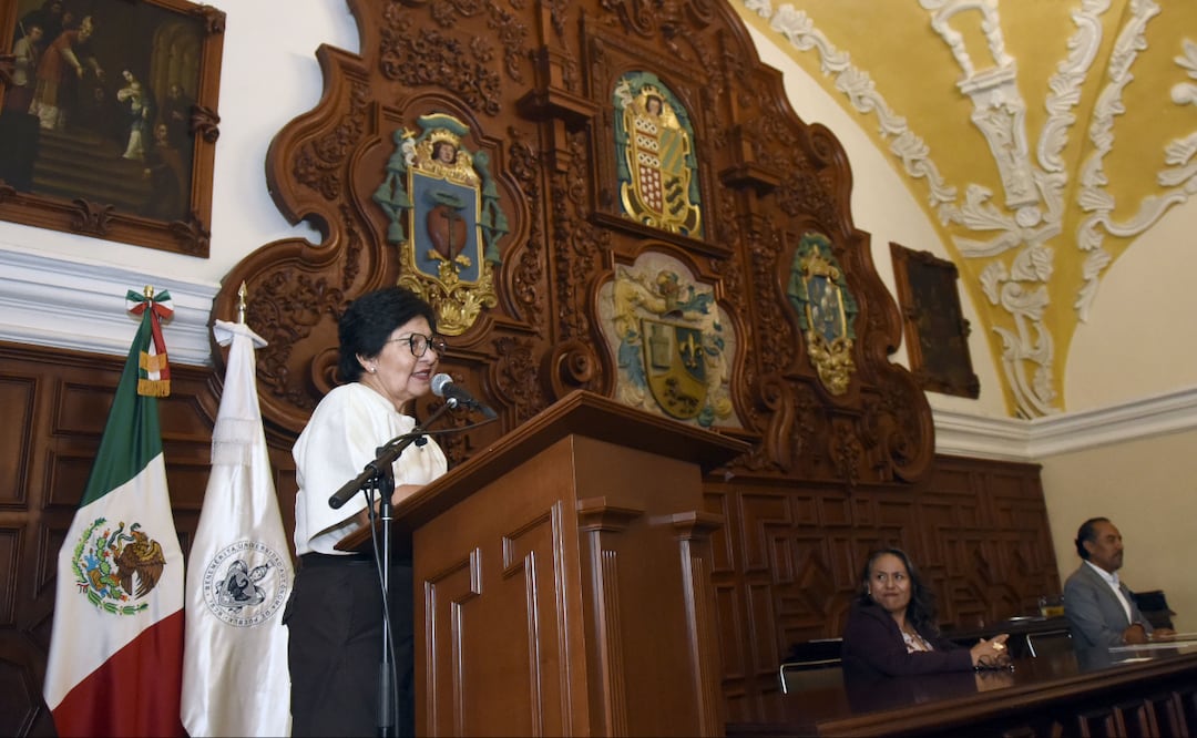 Entrega Rectora Lilia Cedillo reconocimientos a la primera generación de egresados de la FACUFI | Foto: BUAP.