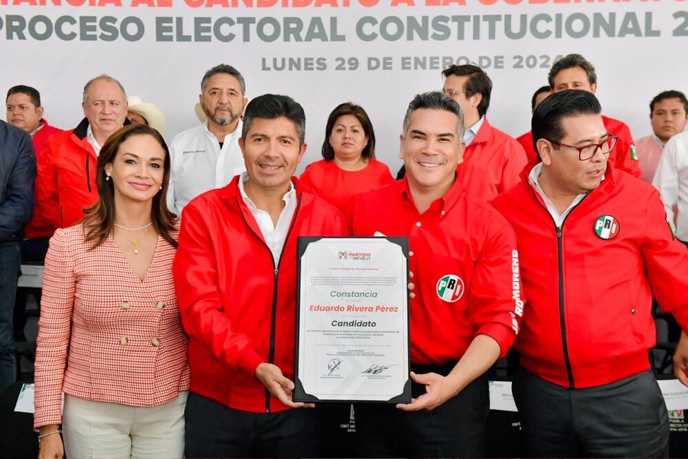 Alito Moreno entregó la constancia como candidato a Eduardo Rivera | Foto: Especial