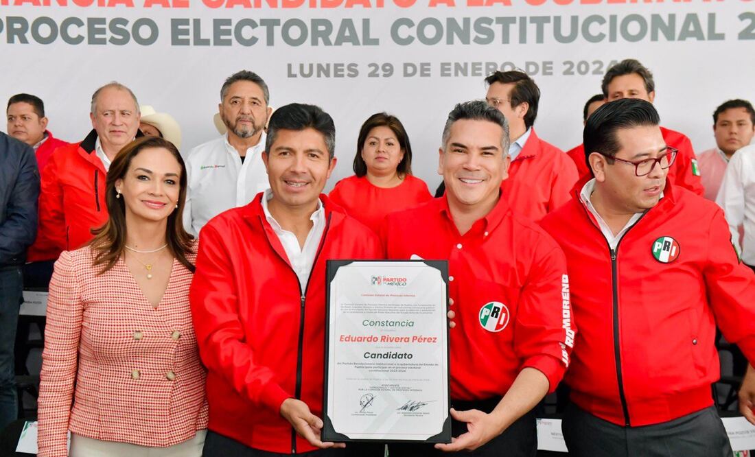 Alito Moreno entregó la constancia como candidato a Eduardo Rivera | Foto: Especial