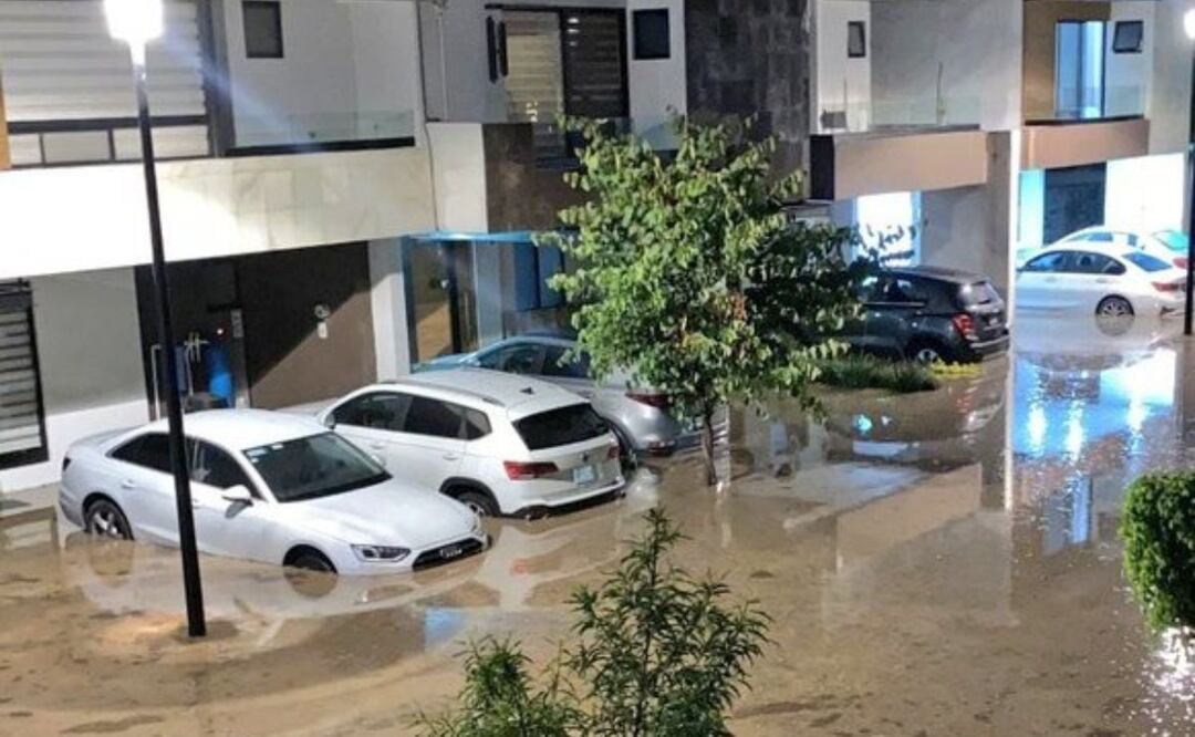En redes sociales circulan fotos y videos de las casas del Clúster Altaria en Lomas de Angelópolis inundadas de aguas negras | Foto: Redes Sociales