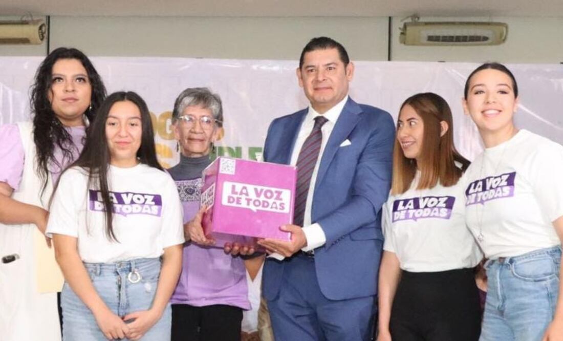 Alejandro Armenta conversó con mujeres en Puebla | Foto: Especial