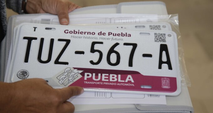En situaciones de emergencia o tráfico intenso, los vehículos con este tipo de placas pueden recibir ciertos privilegios o prioridad para agilizar su desplazamiento. 

Foto: Producción El Universal Puebla