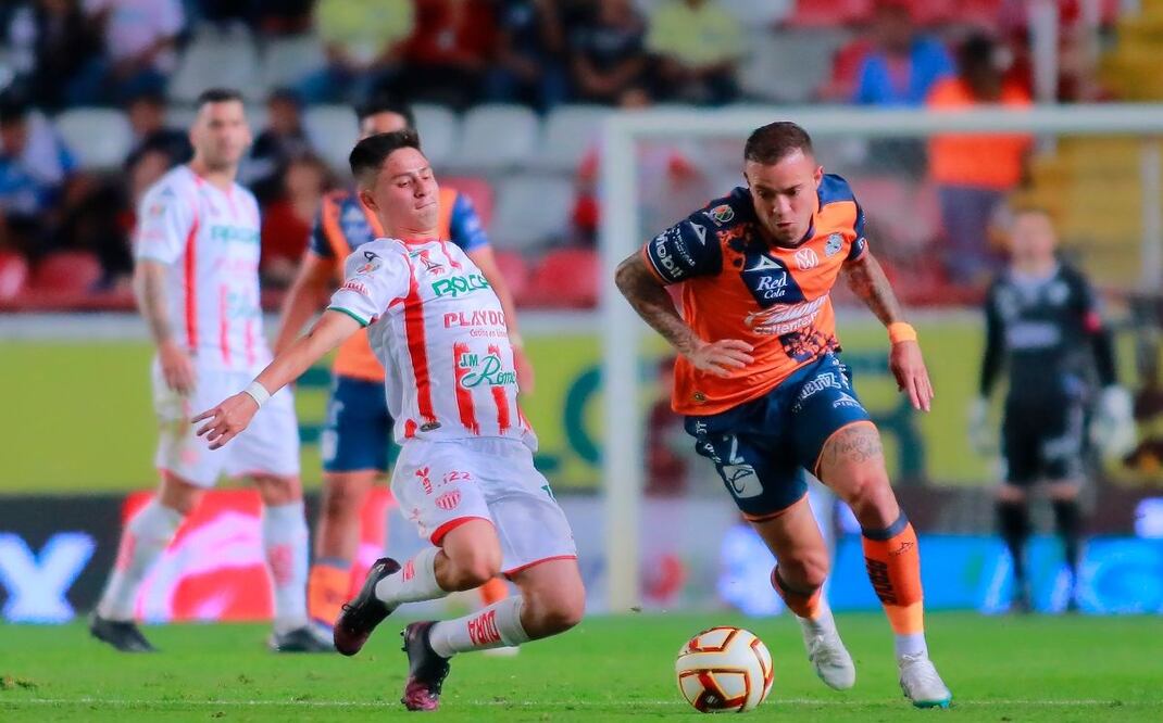 El partido de la Jornada 2 se llevará a cabo este sábado 13 de julio a las 5:00 horas en el Estadio Victoria en Aguascalientes. 

Foto: Producción El Universal Puebla