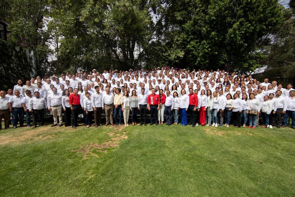 Lalo Rivera presentó al equipo de candidatos que lo acompañarán en campaña por el estado | Foto: Especial