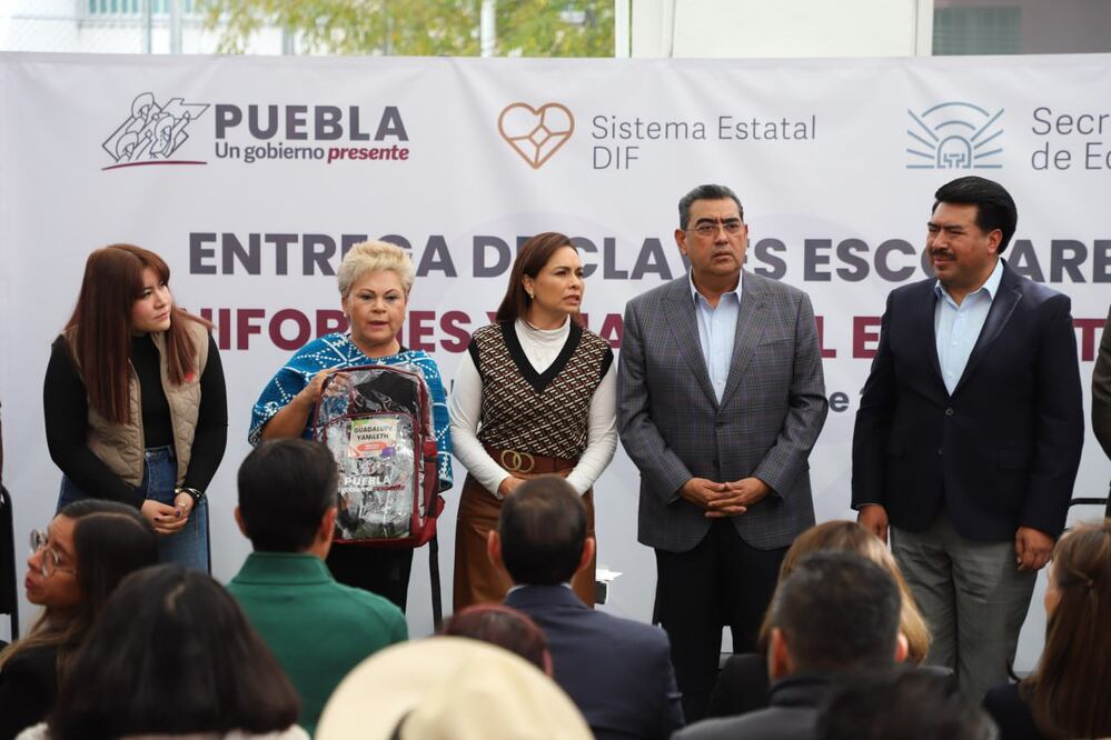 Se hizo la entrega de claves escolares, uniformes y material educativo al Sistema Estatal DIF | Foto: EsImagen