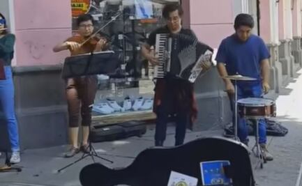 Jóvenes tocan canciones de Cri-Cri en calles del centro y así reaccionaron los poblanos
