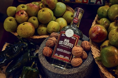 ¿Creíste haber visto todo? Surge mezcal de nogada