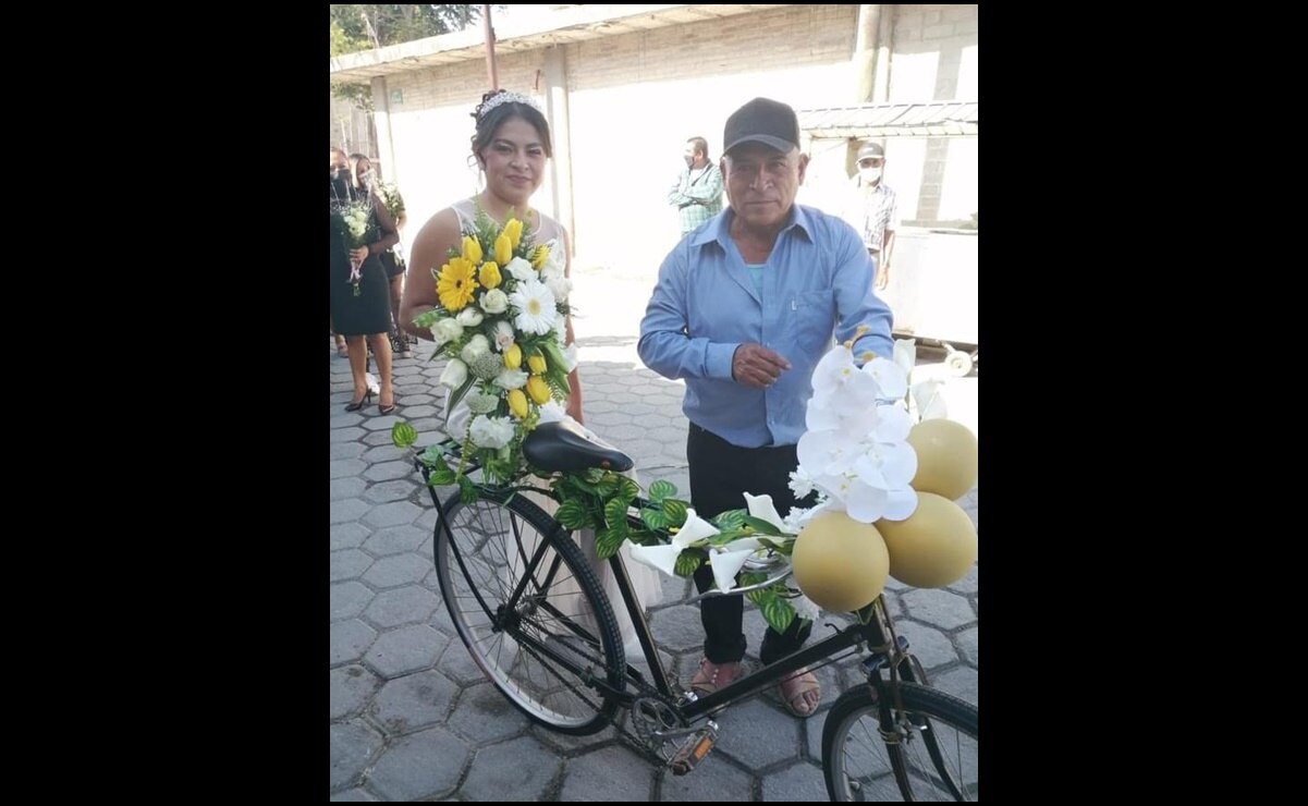Ni en coche ni en limusina, papá lleva a hija a su boda en bicicleta adornada con flores en Puebla