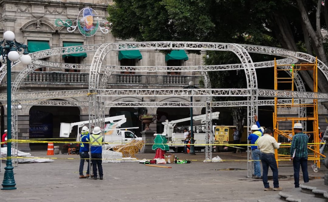 Instala Gobierno de la Ciudad adornos conmemorativos a las Fiestas Patrias | Foto: Ayuntamiento de Puebla.