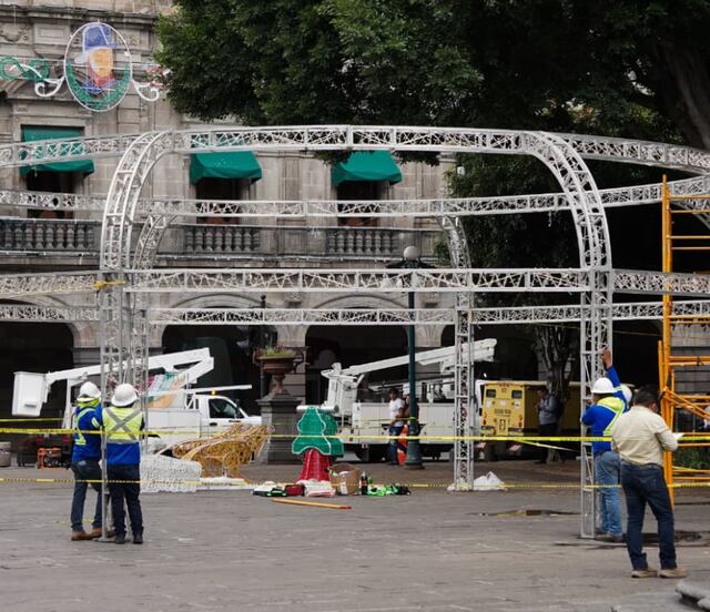 Instala Gobierno de la Ciudad adornos conmemorativos a las Fiestas Patrias