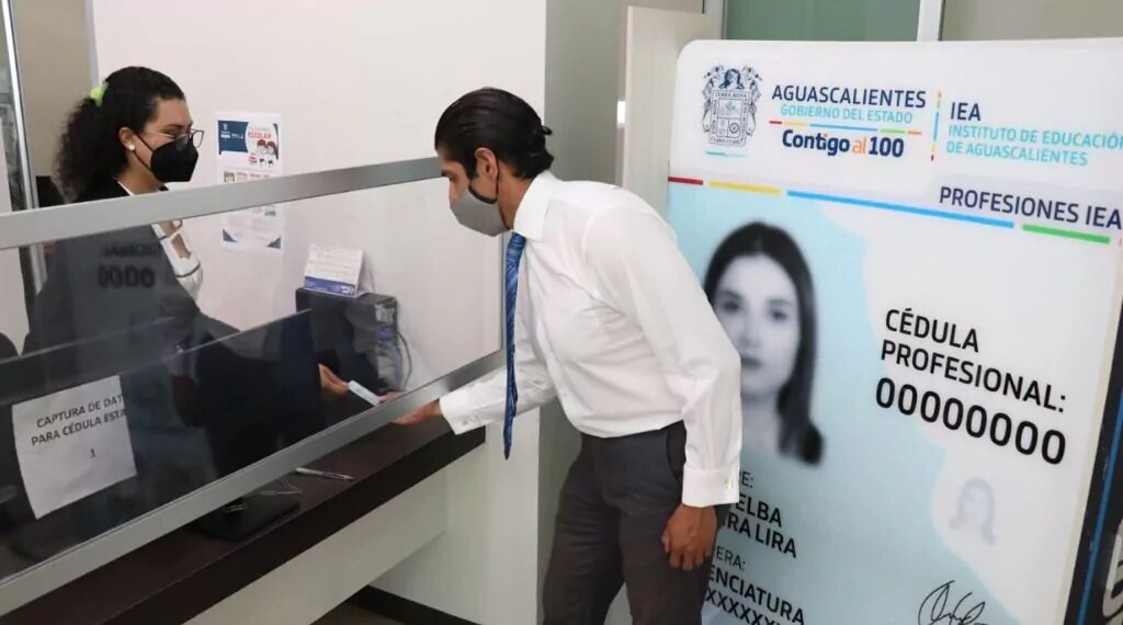 La cédula profesional es un documento oficial emitido por la Dirección General de Profesiones de la Secretaría de Educación Pública (SEP) en México.

Foto: Producción El Universal Puebla