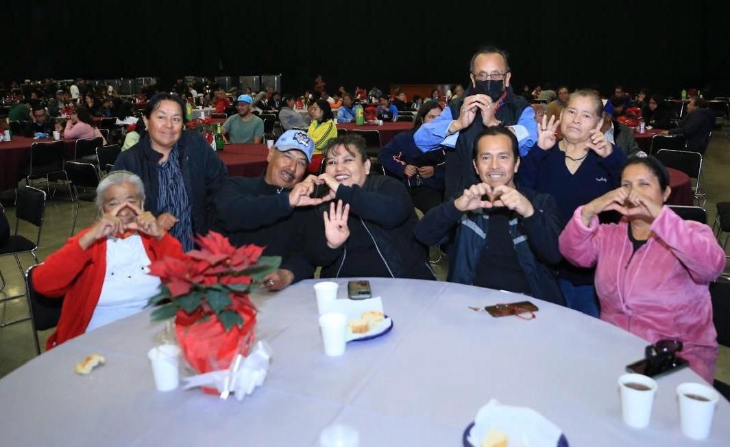 La noche del 31 de diciembre se organizó la cena gratuita. Fotos Gobierno del Estado