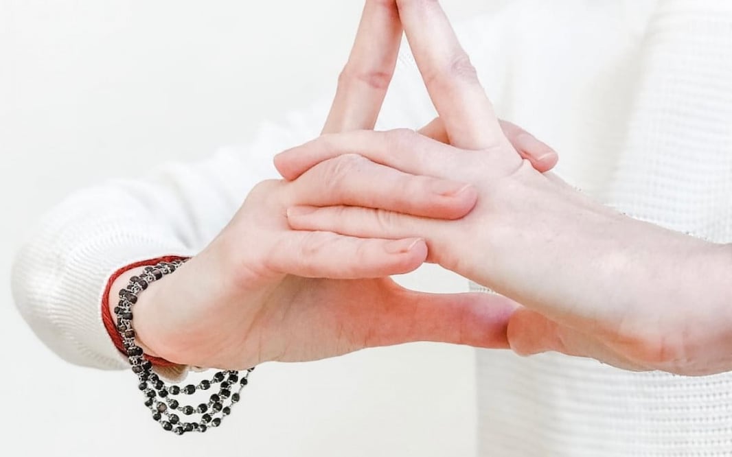 Los mudras, que son gestos simbólicos realizados con las manos y los dedos, se pueden clasificar en varias categorías según su uso y propósito.

Foto: Producción El Universal Puebla