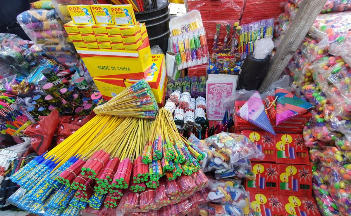 En esta temporada aumenta la compra-venta de pirotecnia | Foto: Agencia Es Imagen para El Universal Puebla