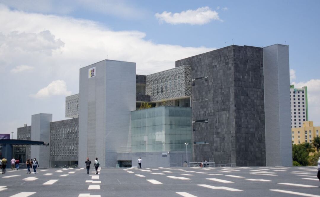 Estudiantes normalistas se manifestaron en el CIS de Angelópolis, piden destitución de director y cumplimiento de acuerdos | Foto: Agencia Es Imagen para El Universal Puebla