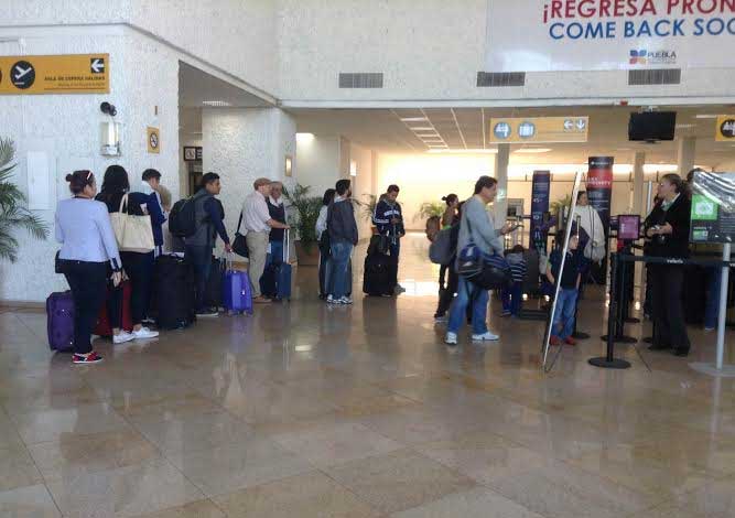 Según los registros, los problemas comenzaron con los vuelos que partieron a partir de las 8 de la mañana.

Foto: Producción El Universal Puebla