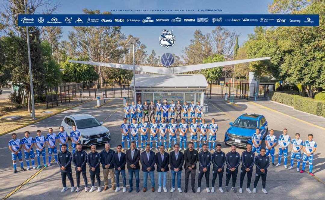 Los jugadores, directivos y cuerpo técnico del Club Puebla fueron fotografiados en la planta de Volkswagen | Foto: Twitter Club Puebla