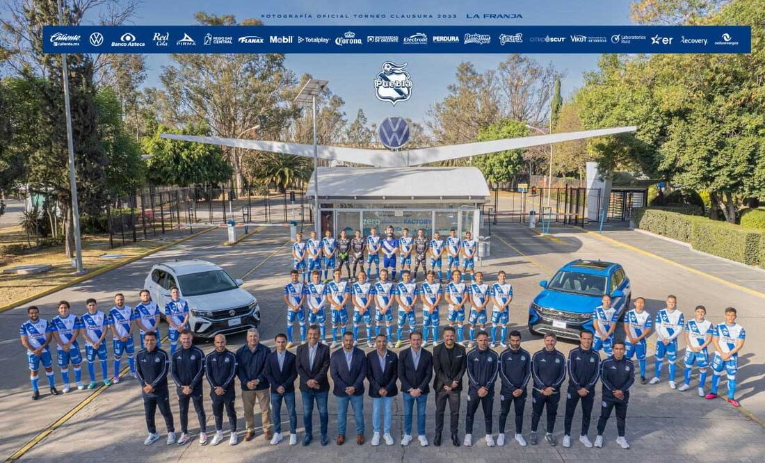 Los jugadores, directivos y cuerpo técnico del Club Puebla fueron fotografiados en la planta de Volkswagen | Foto: Twitter Club Puebla