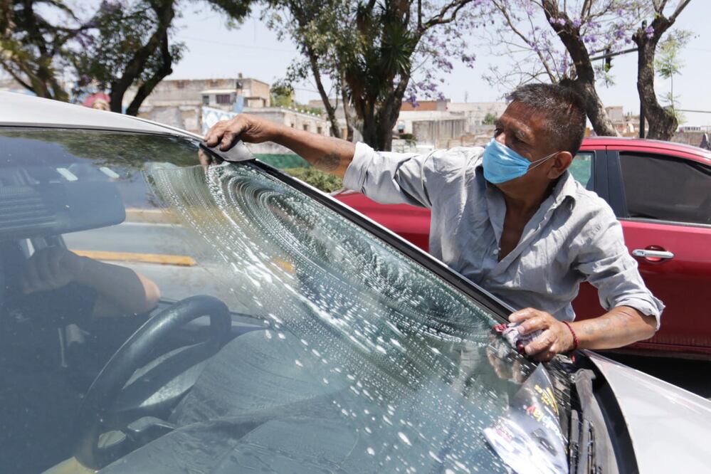 Los limpiaparabrisas son uno de los trabajos informales de mayor popularidad | Foto: Agencia Es Imagen para El Universal Puebla