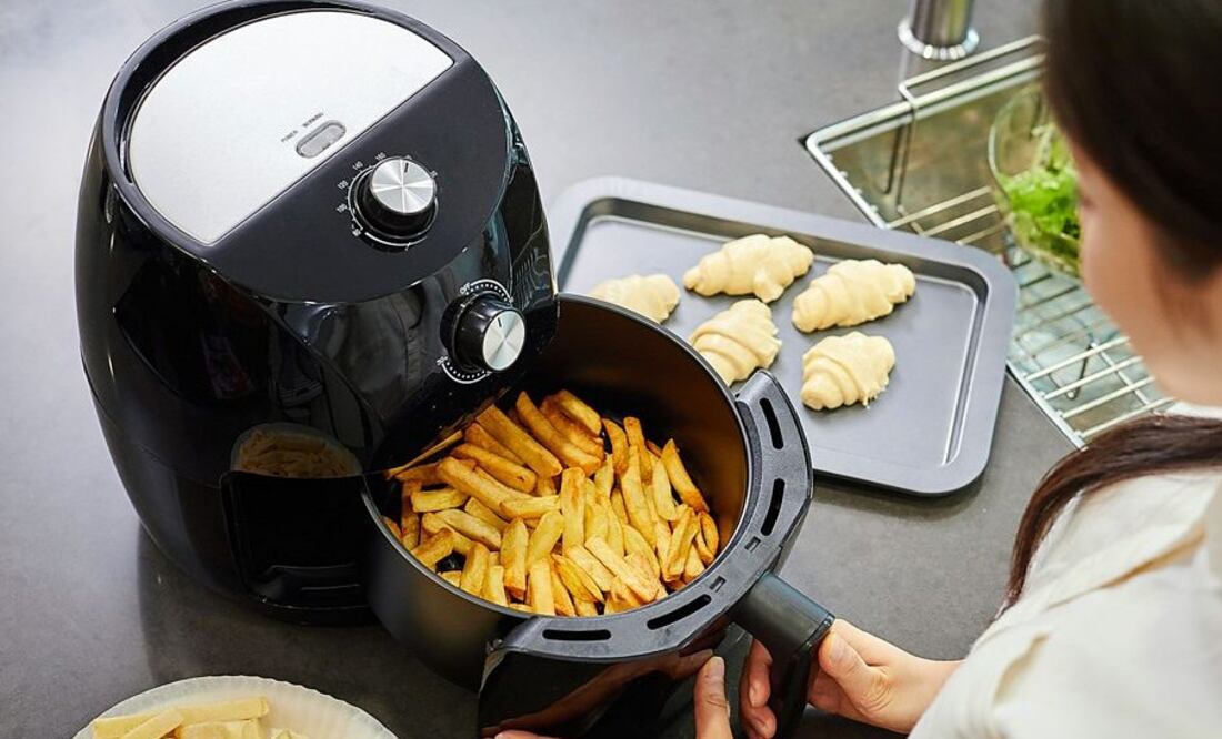 La freidora eléctrica de dos litros de Amazon Basics está actualmente en oferta relámpago en Amazon México, con un precio reducido a 866 pesos, su mínimo histórico en tienda.
Foto: Producción El Universal Puebla