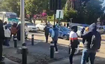 Padres de familia se manifiestan contra la SEP, exigen formatos para becas