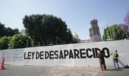 Intervienen muro en el zócalo por los desaparecidos