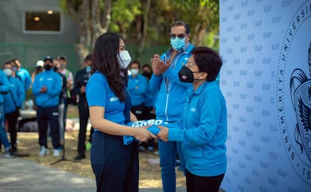  Lilia Cedillo entrega uniformes y bandera universitaria a deportistas de la BUAP