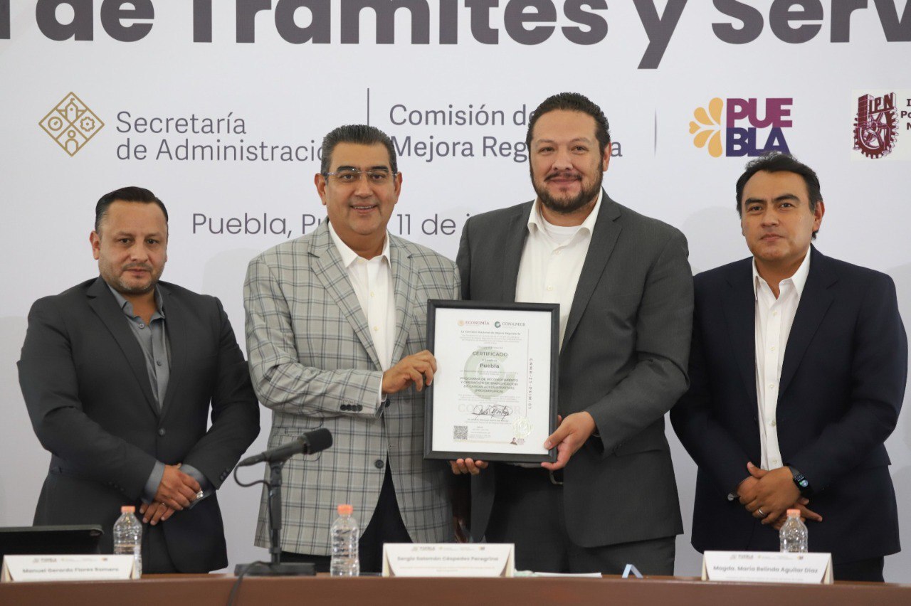Sergio Salomón recibe certificación en materia regulatoria | Foto Gobierno del Estado