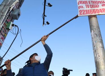 Sancionarán a empresas que cuelguen anuncios en los postes de la capital de Puebla