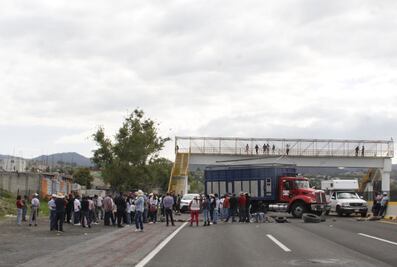 Acusan fraude electoral en Tlahuapan y bloquean autopista México-Puebla