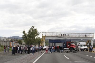 Acusan fraude electoral en Tlahuapan y bloquean autopista México-Puebla