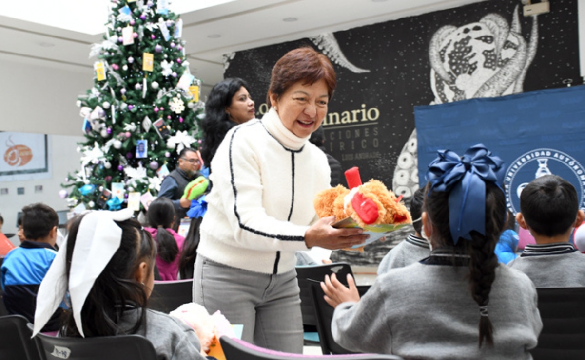Gracias a la campaña “Regala una sonrisa”, niños y niñas de la Escuela Benito Juárez de la Junta Auxiliar de Santa María Xonacatepec recibieron de manos de la Rectora María Lilia Cedillo Ramírez un peluche y un libro I Foto: BUAP