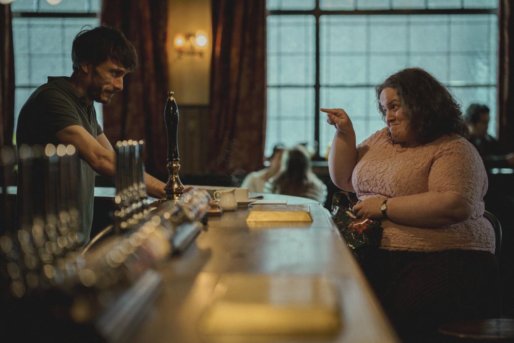 La serie cuenta la historia de abuso sexual mientras el protagonista trabajaba detrás de la barra de un conocido bar, conoció a una mujer que se obsesionó con él y le envió 41.071 correos electrónicos.

Foto: Producción El Universal