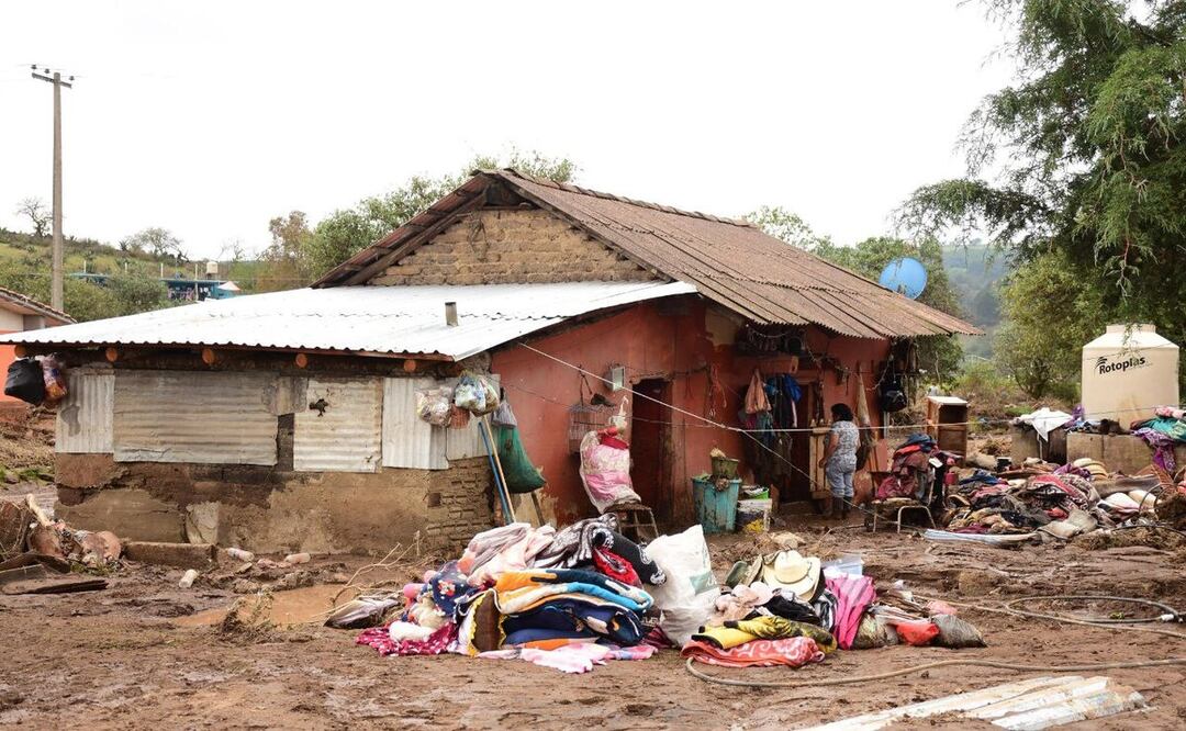 Autoridades entregan colchonetas, cobijas y kits de limpieza a los afectados por las lluvias | Foto: Segob Puebla