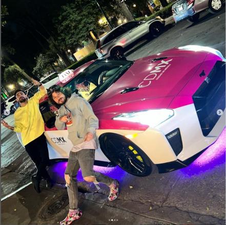 Luisito Comunica y Juan Bertheau convierten en taxi de la CDMX auto de 2.7 mdp