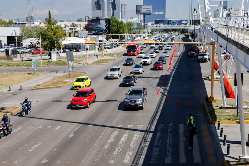 Junto a Chedraui Selecto, en la salida de Lomas de Angelópolis, había un tope ilegal | Foto: EsImagen