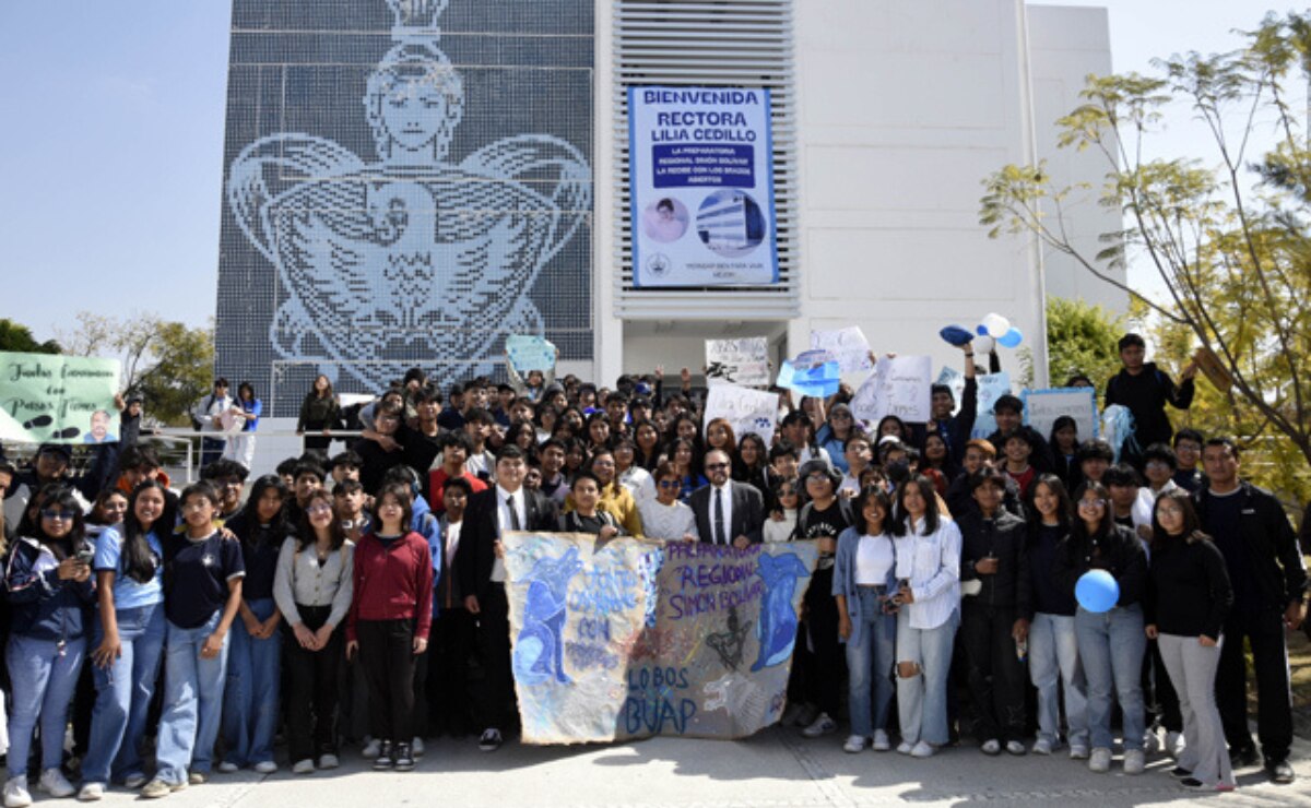 Asiste Rectora Lilia Cedillo al cuarto informe de David Raúl Aguilar y toma protesta a Manuel Palacios Motolinía como nuevo director de la preparatoria Simón Bolivar I Foto: BUAP