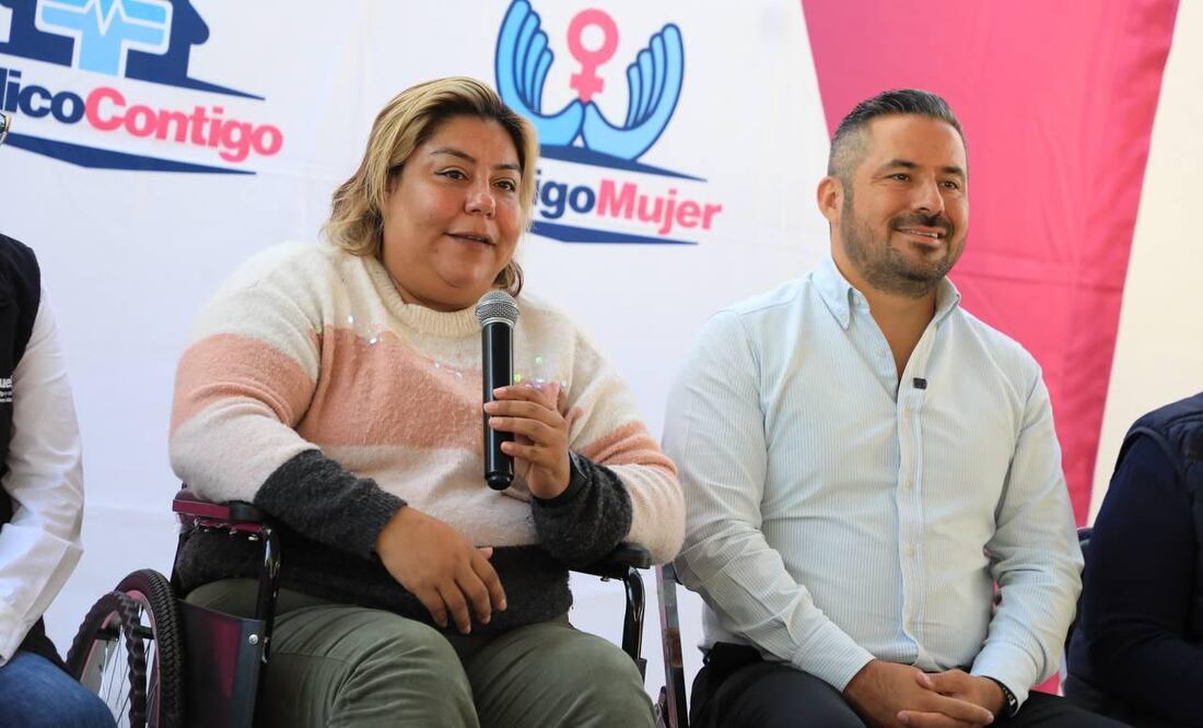 Adán Domínguez encabezó la entrega de estos apoyos | Foto: Ayuntamiento de Puebla